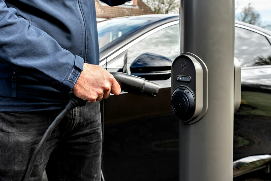 Cargadores eléctricos en garajes comunitarios: permisos, avisos y control